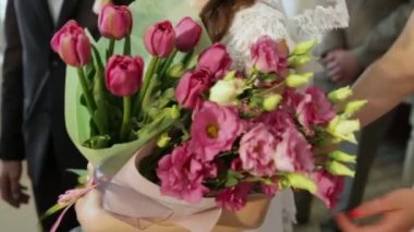 Gelin çiçek alır