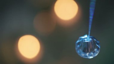 Parlak Boncuk ipte asılı