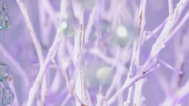 Parlak Boncuk halatlar üzerinde asılı