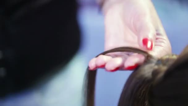 Coiffeur fait coiffure 