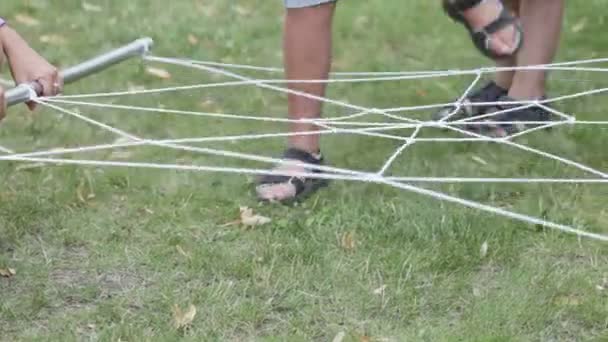 Children overcome obstacle Rope — Stock Video