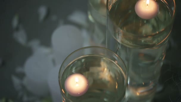 Kerzen in Gläsern — Stockvideo