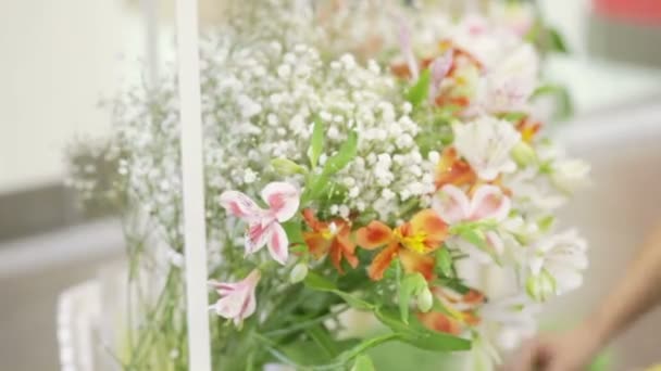 Floristin macht Blumenstrauß — Stockvideo