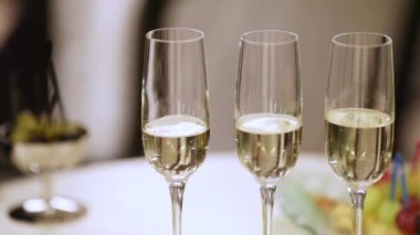 Şampanya bardağı.