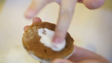 Ev yapımı kurabiye yapıyorum.