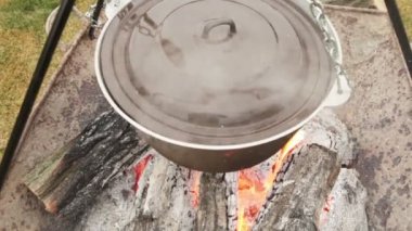 Dökme demir pot bir yangın