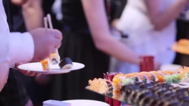 Konuklar suşi almak