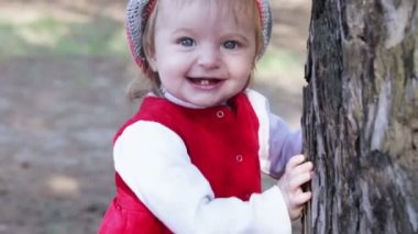 Yaş çocuk ve ağaç