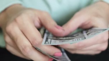 Kızlar dolar sayar.