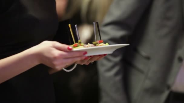 Mujer sosteniendo plato de comida — Vídeos de Stock