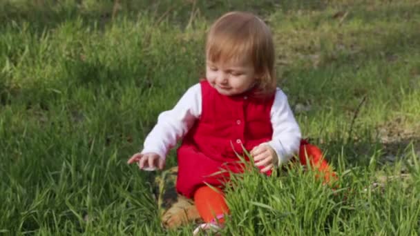 Year-old child sitting on a pillow — Stock Video