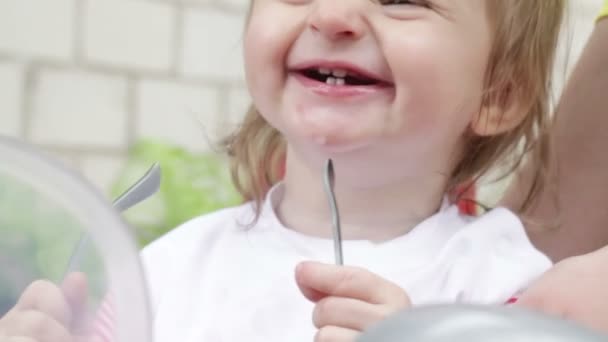 Enfant d'un an pour toucher des lunettes — Video