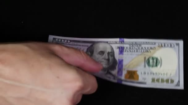 El hombre considera billetes de cien dólares — Vídeo de stock