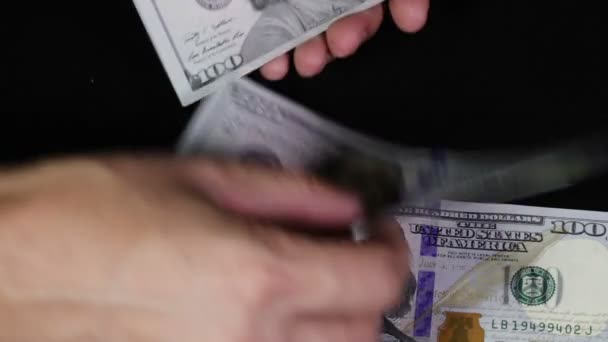 Homem considera notas de cem dólares — Vídeo de Stock