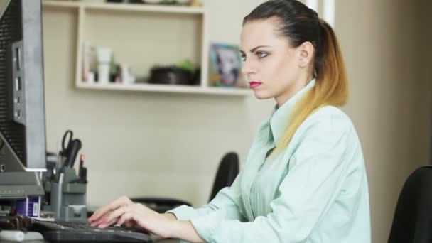 Young girl enjoys internet — Stock Video