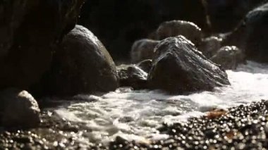 Karaya deniz dalgaları arkadan aydınlatmalı Atılgan