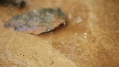 Granit levha çalışan su akışı