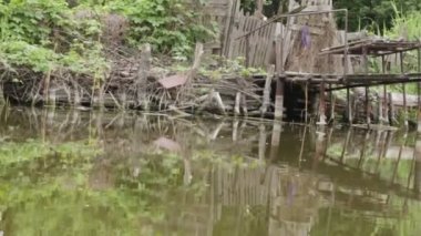 Bow Nehri üzerinde tekne dok