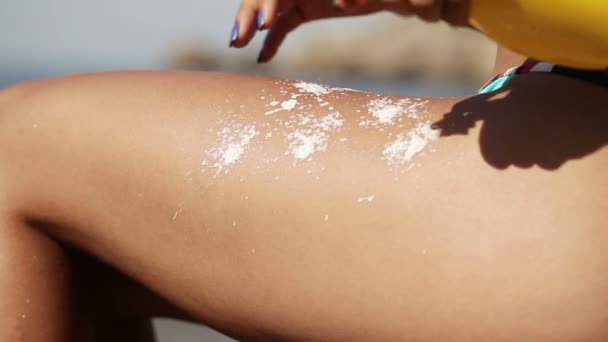 Applying sun cream — Stock Video