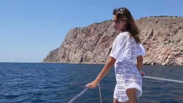 Girl standing on yacht — Stock Video