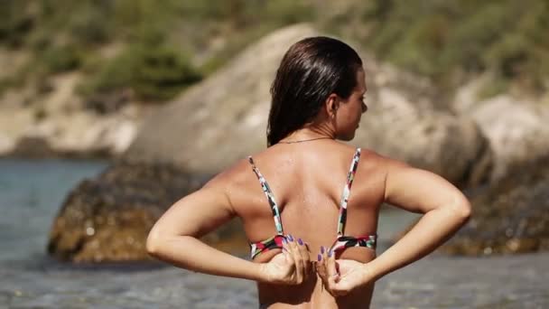 Chica en la playa quita sujetador — Vídeos de Stock