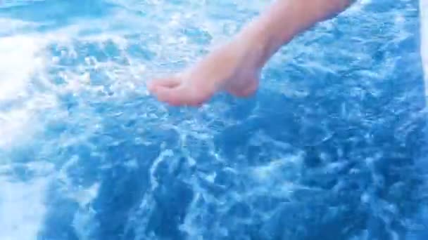 Нога девушка режет волны — стоковое видео