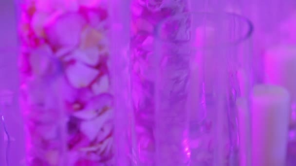 Vase mit Blütenblättern — Stockvideo