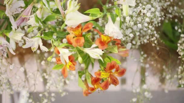 Flores en cesta decorativa — Vídeo de stock