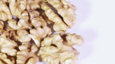 bir tane ceviz döner