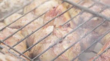 açık ateş üzerinde pişirme tavuk