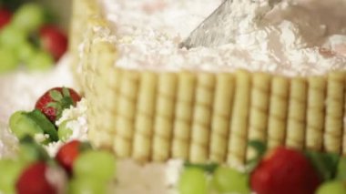 Düğün pastasını kesiyorum.