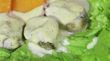 havuç sosu altında balık