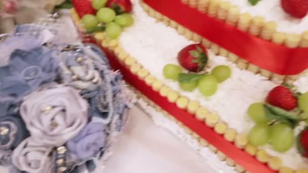 Gâteau et bouquets de mariage — Video