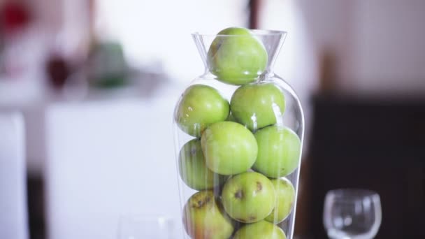 Vase mit Äpfeln — Stockvideo