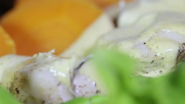 Poisson sous sauce aux carottes — Video