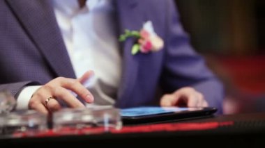 Tablet üzerinde damat