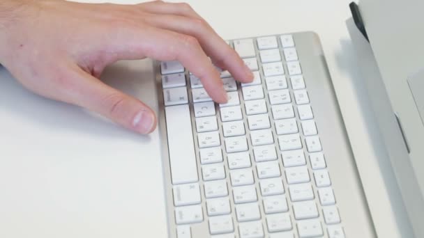 Trabalhos em teclados — Vídeo de Stock