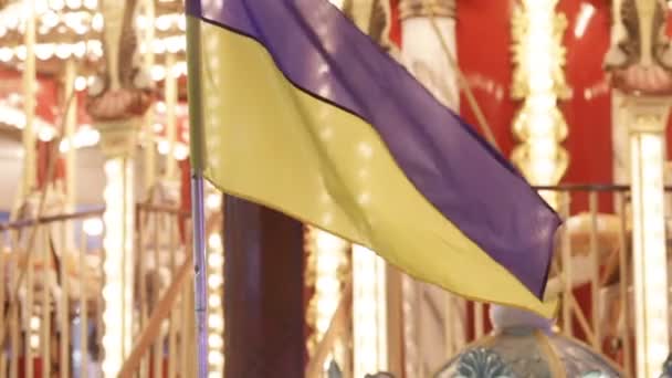 Український прапор на каруселі — стокове відео
