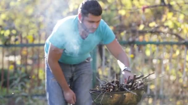 Encendiendo fuego bajo barbacoa — Vídeo de stock