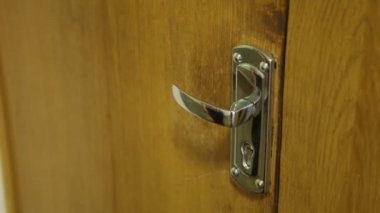 Kapı tokmağı çevirmek