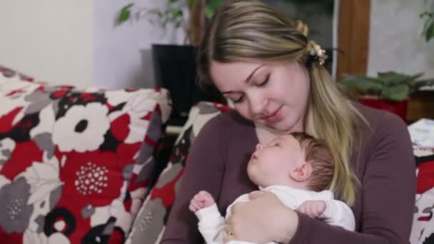 Мама целует ребенка — стоковое видео