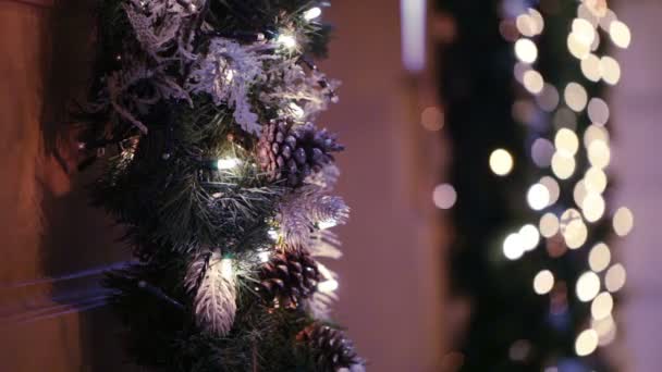 Decoración de Navidad en la puerta — Vídeo de stock