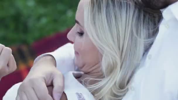 Жінка укусів руку — стокове відео
