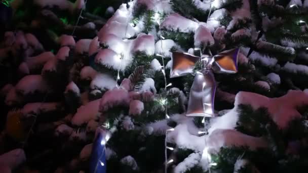 Iluminación en el árbol de Navidad — Vídeo de stock