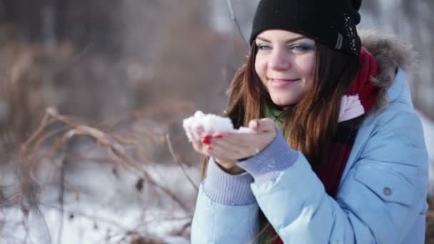 Девушка дует снег — стоковое видео