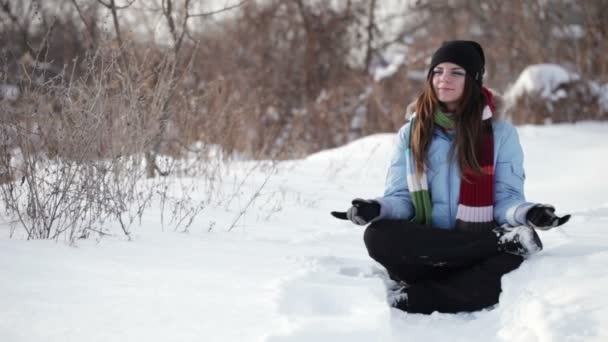 Entspannung auf Schnee — Stockvideo