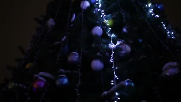 Iluminação na árvore de Natal — Vídeo de Stock