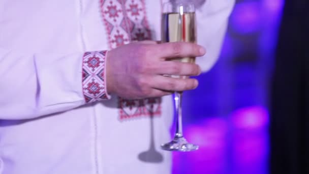 Шампанское в руке — стоковое видео