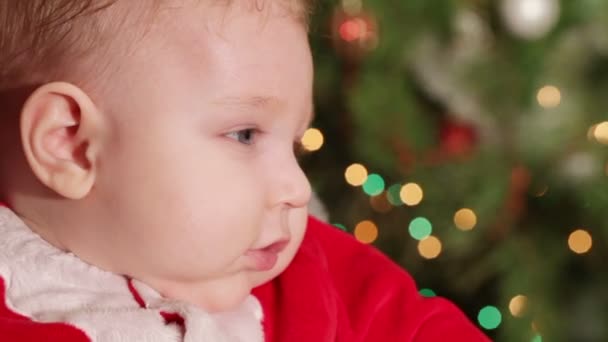 Baby in de buurt van de kerstboom — Stockvideo