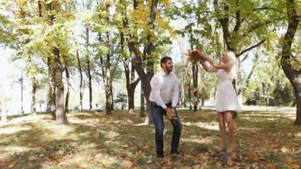 Para na jesienny spacer — Wideo stockowe